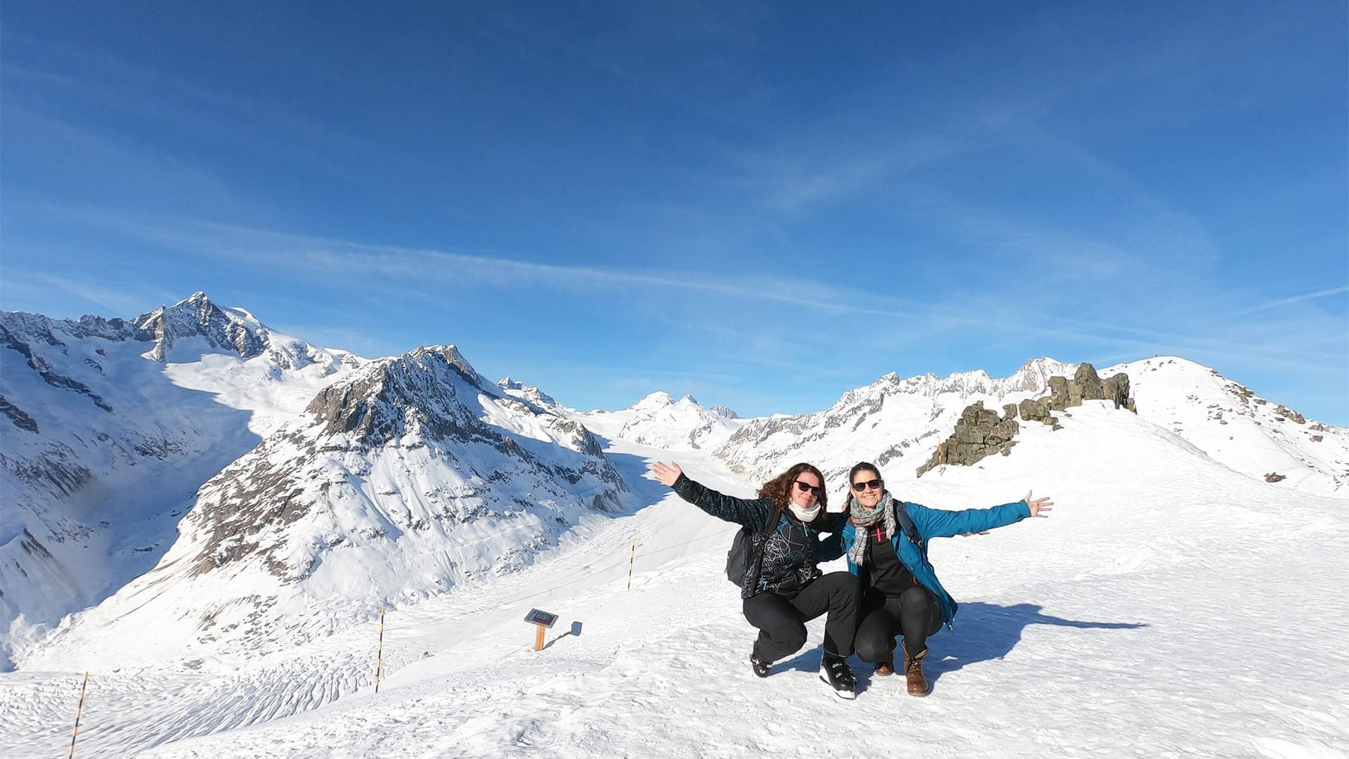 Randonneuses près du glacier d'Aletsch en hiver - Valais - Suisse