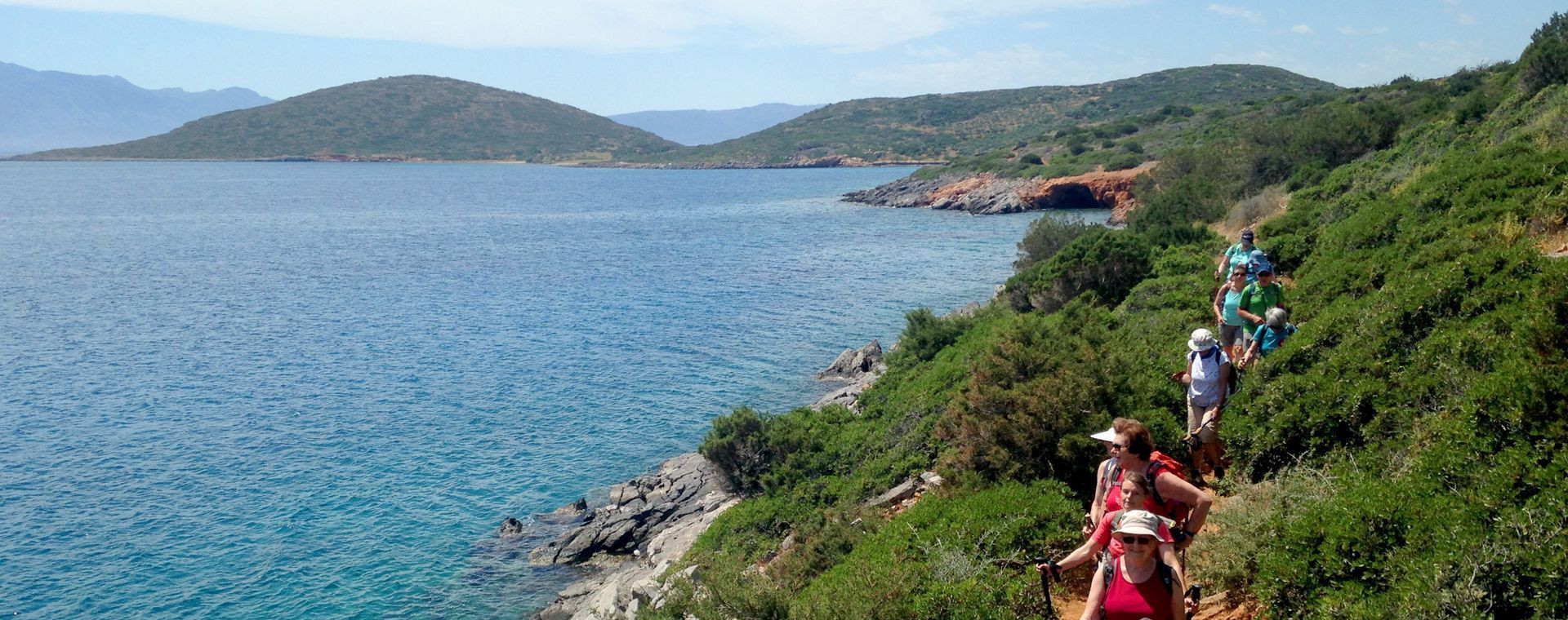 Randonneurs sur un sentier côtier - Crète - Grèce