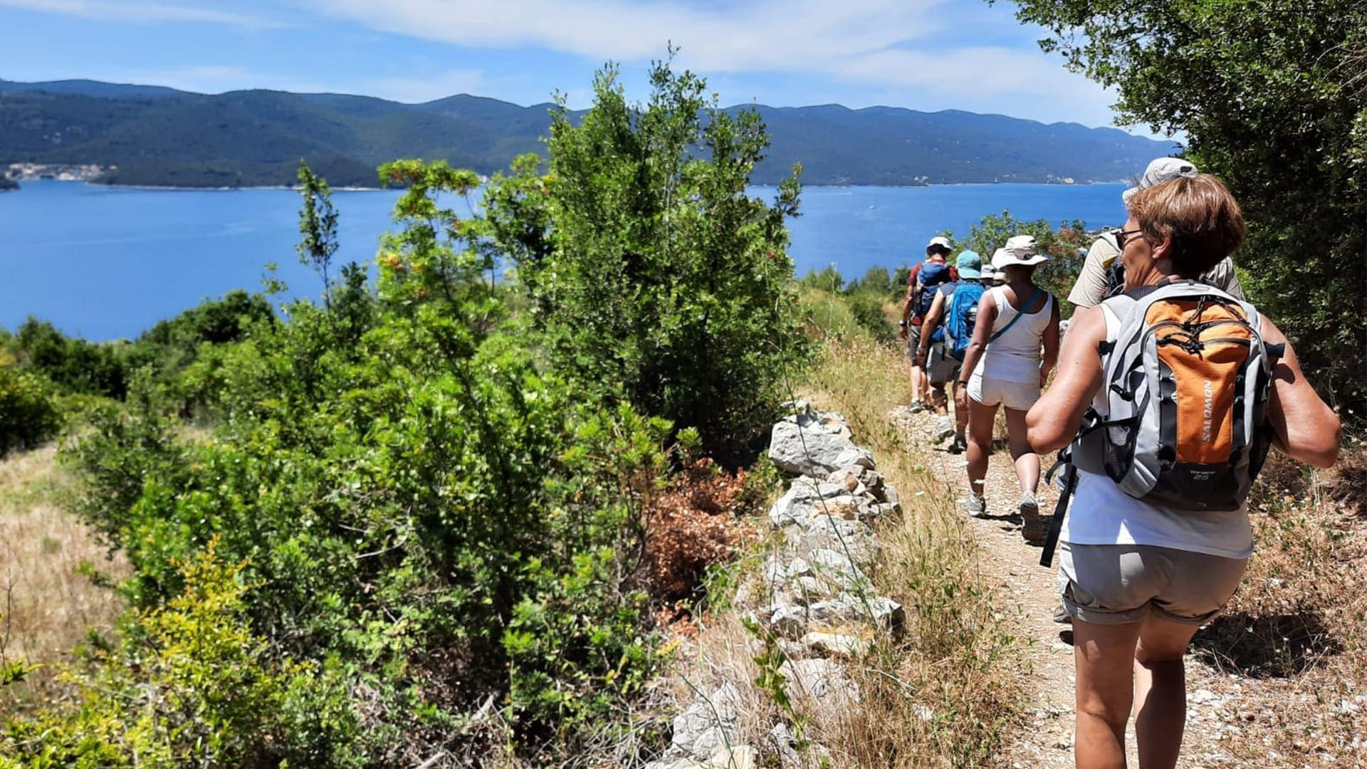 Randonneurs sur un sentier côtier au-dessus de la mer - Dubrovnik - Croatie