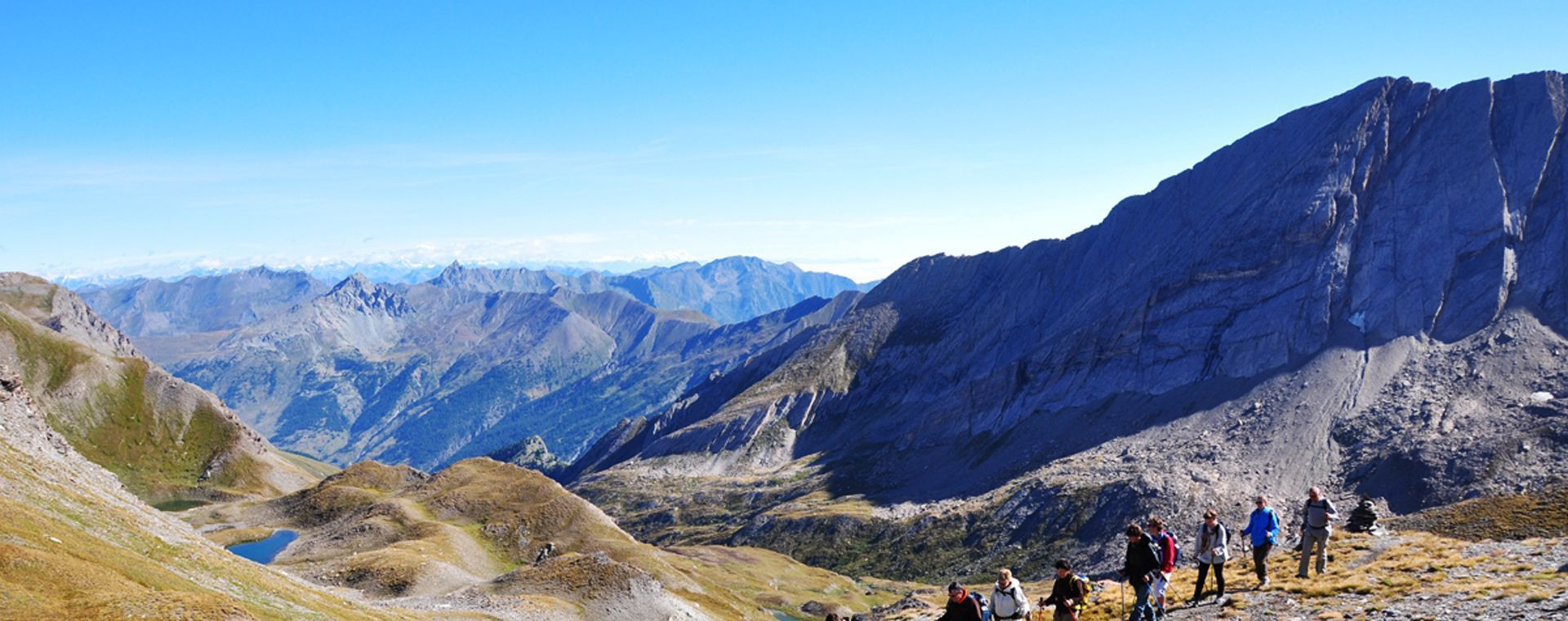 Randonneurs sur un sentier de montagne - Queyras - France