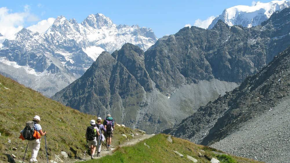 Randonneurs sur un sentier de montagne - Alpes valaisannes - Suisse