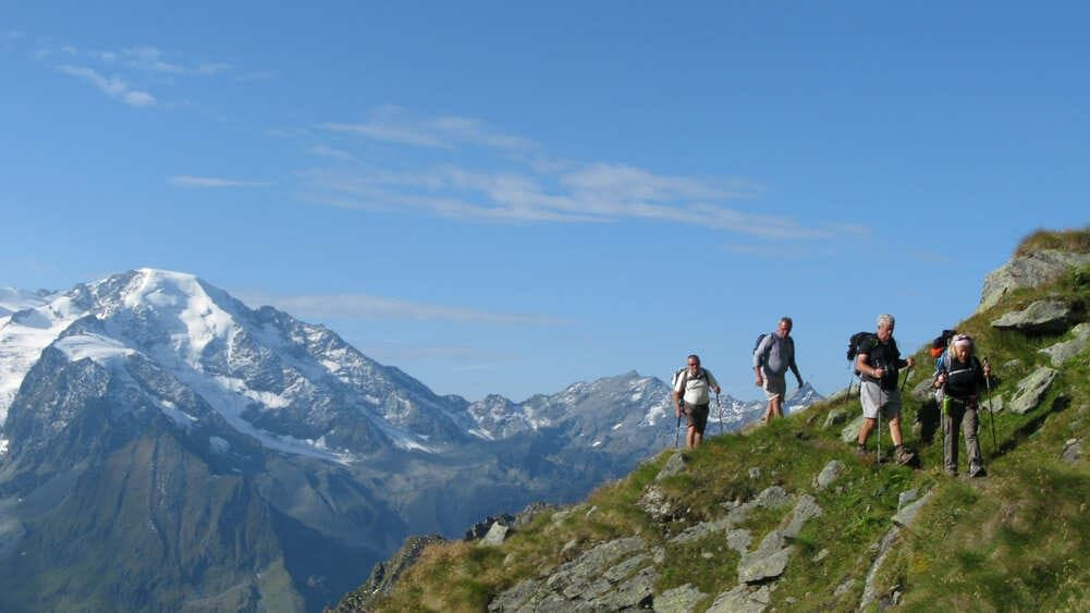 Randonneurs sur une crête - Alpes valaisannes - Suisse