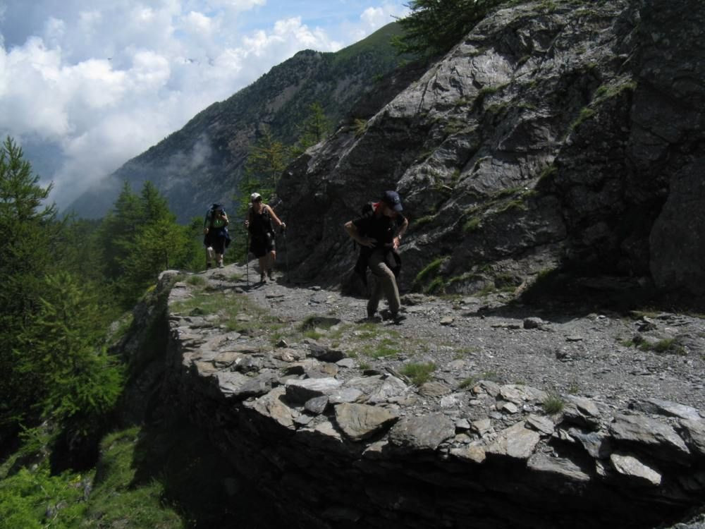 © Marc Laurans Randonneurs sur un sentier rocheux - Queyras - Alpes - France