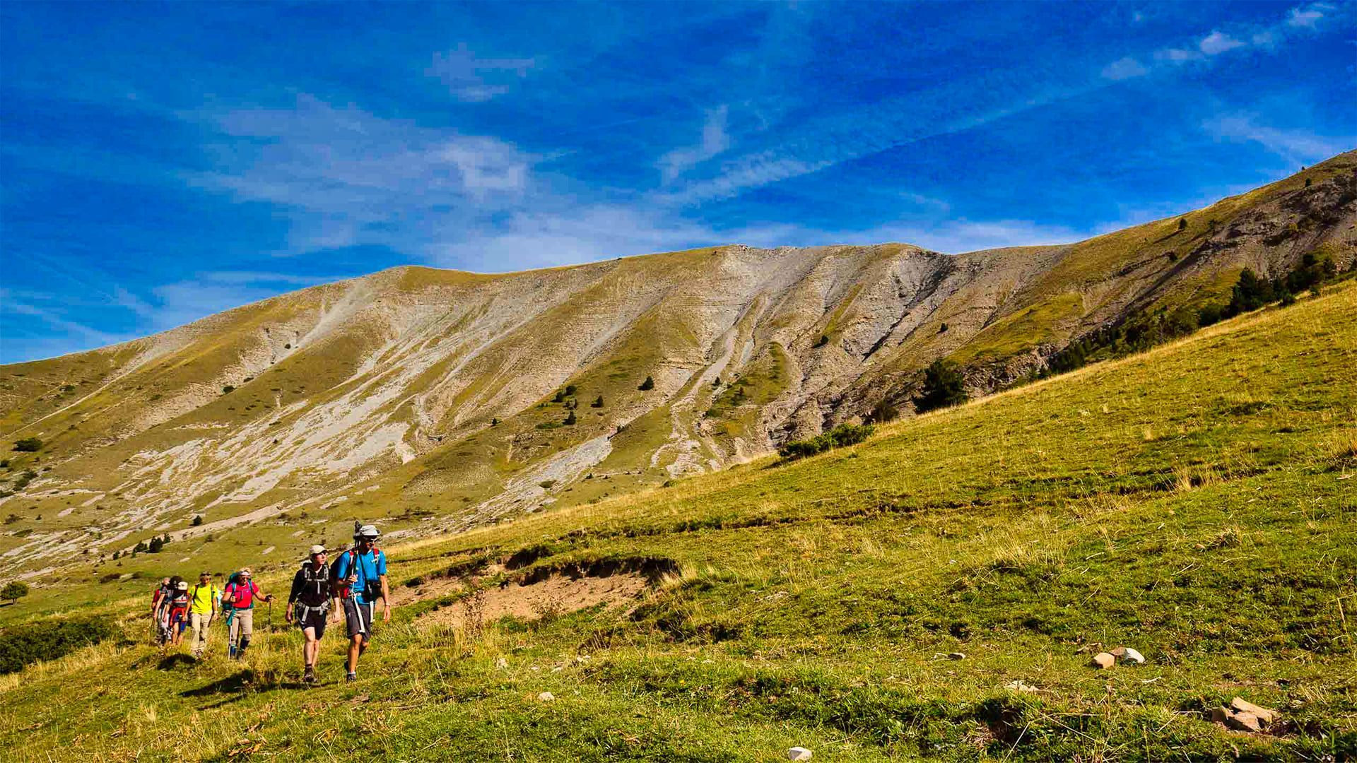 © Eric Burlet Randonneurs sur un alpage - Dévoluy - Hautes-Alpes - France