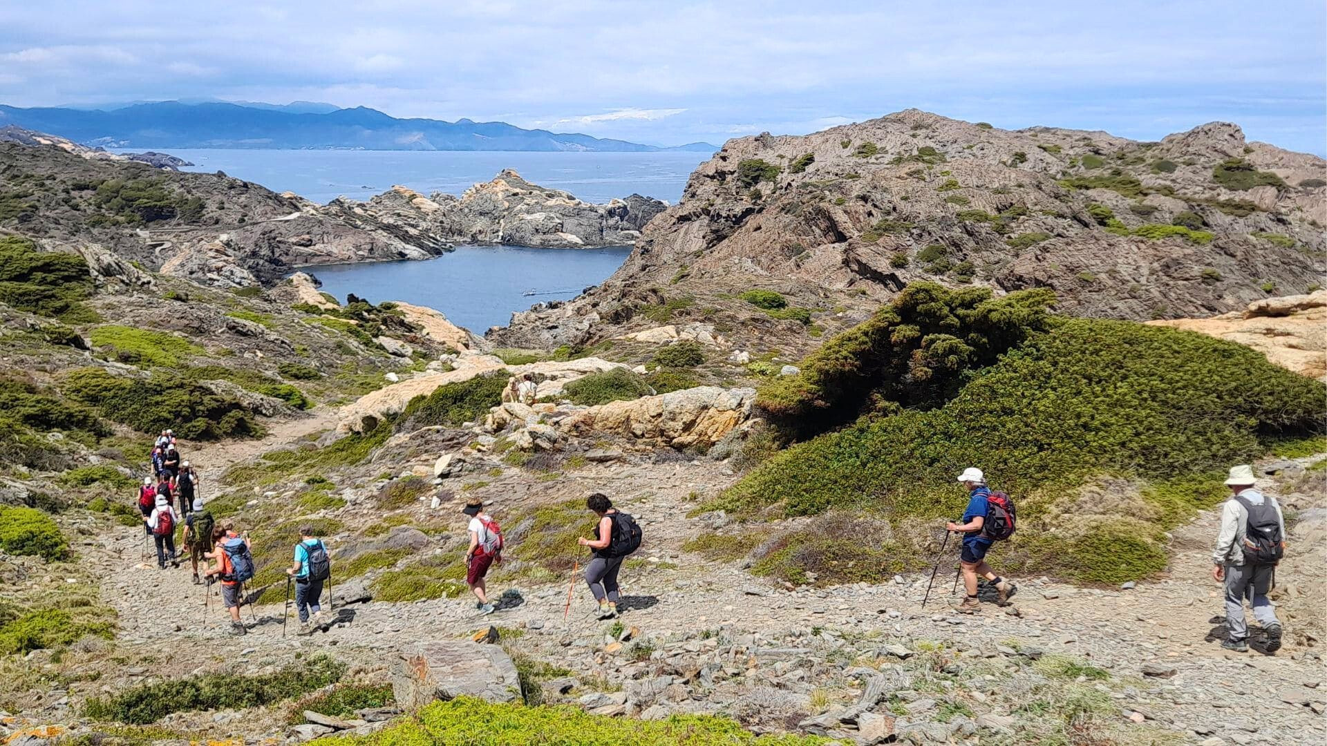 Randonneurs sur le sentier côtier du Cap de Creus près de Cadaqués - Espagne