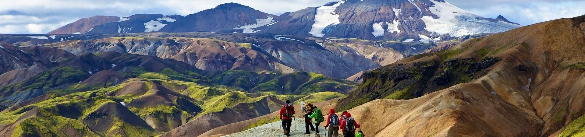 Randonneurs sur les montagnes de rhyolite colorées de Landmannalaugar - Islande