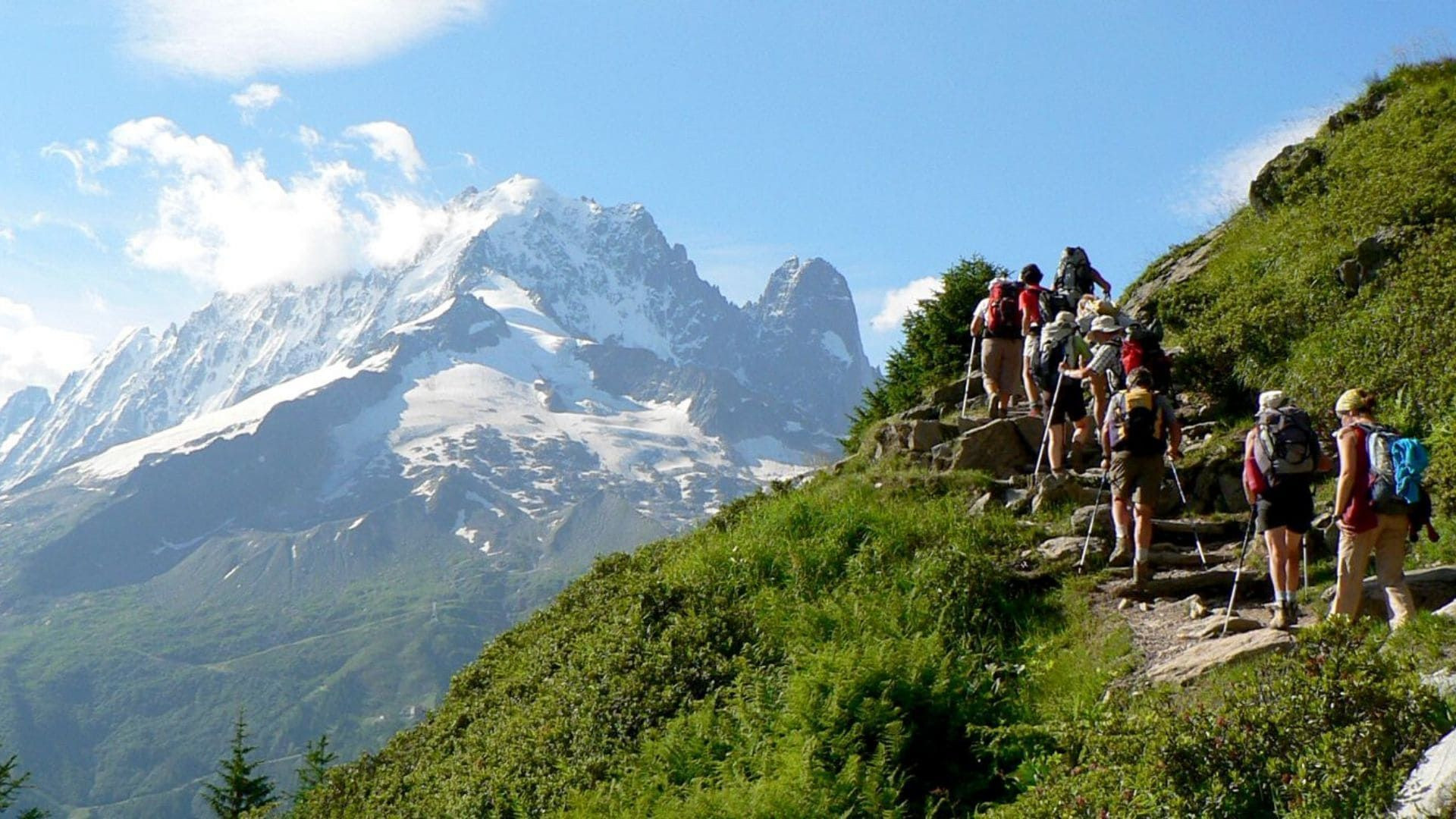 © Béa Mollaret Randonneurs sur un sentier face aux Aiguilles de Chamonix - Alpes - France