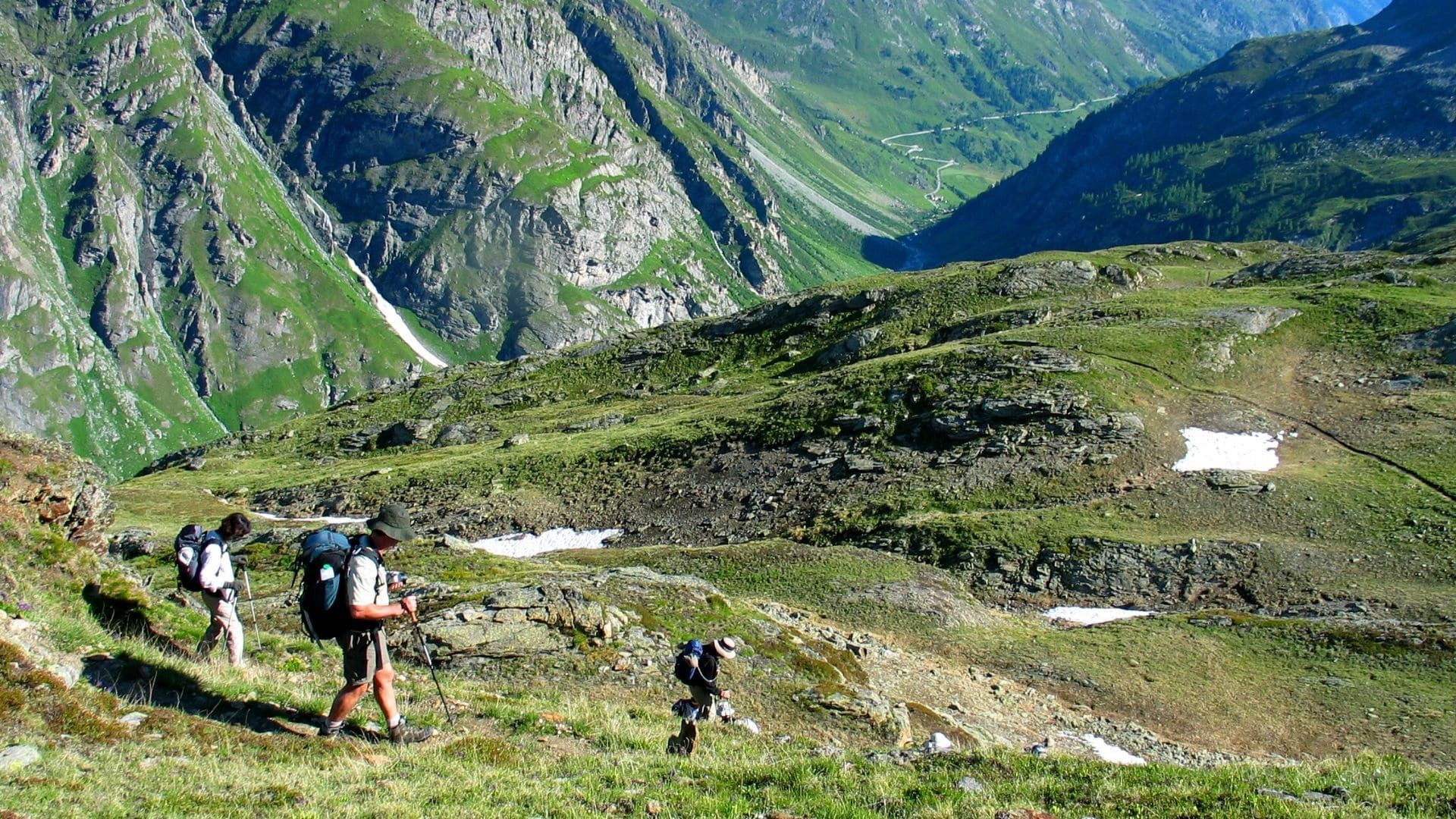 Randonneurs descendant vers la vallée - Alpes - Italie