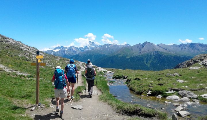 Randonneurs sur un sentier d'altitude - Tour du Queyras - Alpes françaises
