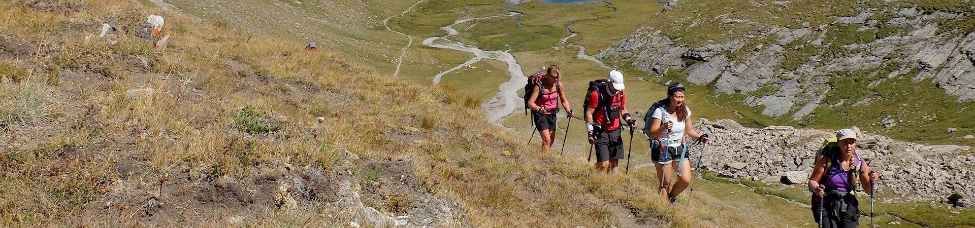 Randonneurs sur un sentier de montagne - Vallée de l'Ubaye - Alpes, France