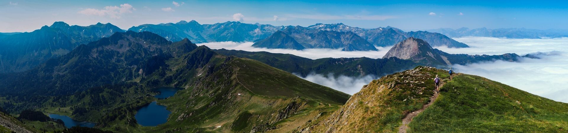 Randonneur sur le sentier de crête au-dessus des lacs - Pyrénées - France