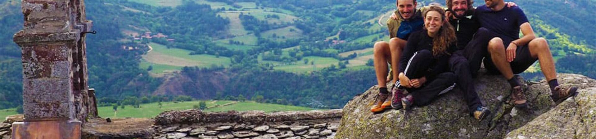 Randonneurs au sommet sur le chemin de Compostelle - Aubrac - France