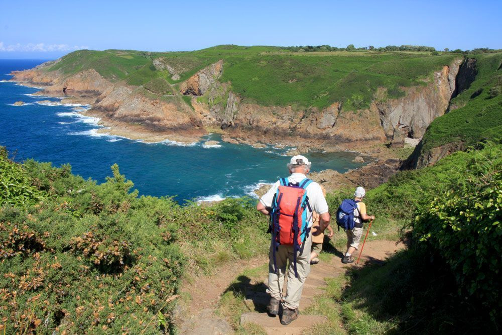 © Wilfrid Valette Randonneurs sur le cliffpath de Jersey