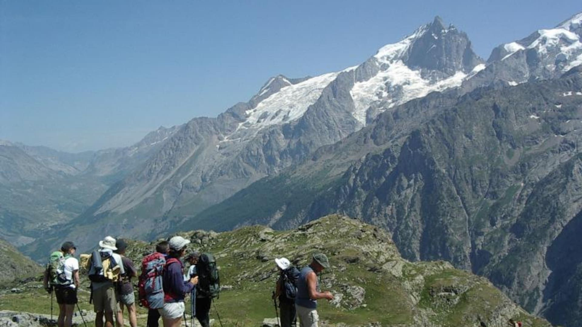 Randonneurs sur le plateau d'Emparis face à la Meije - Oisans - France
