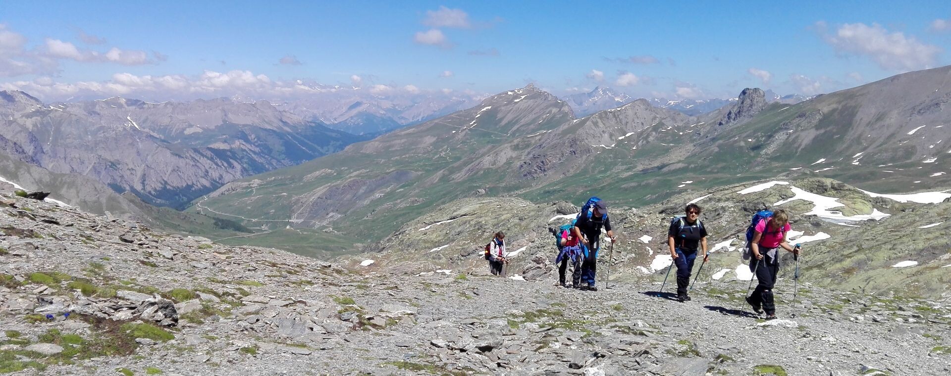 Randonneurs sur les sommets du Queyras - Hautes-Alpes - France