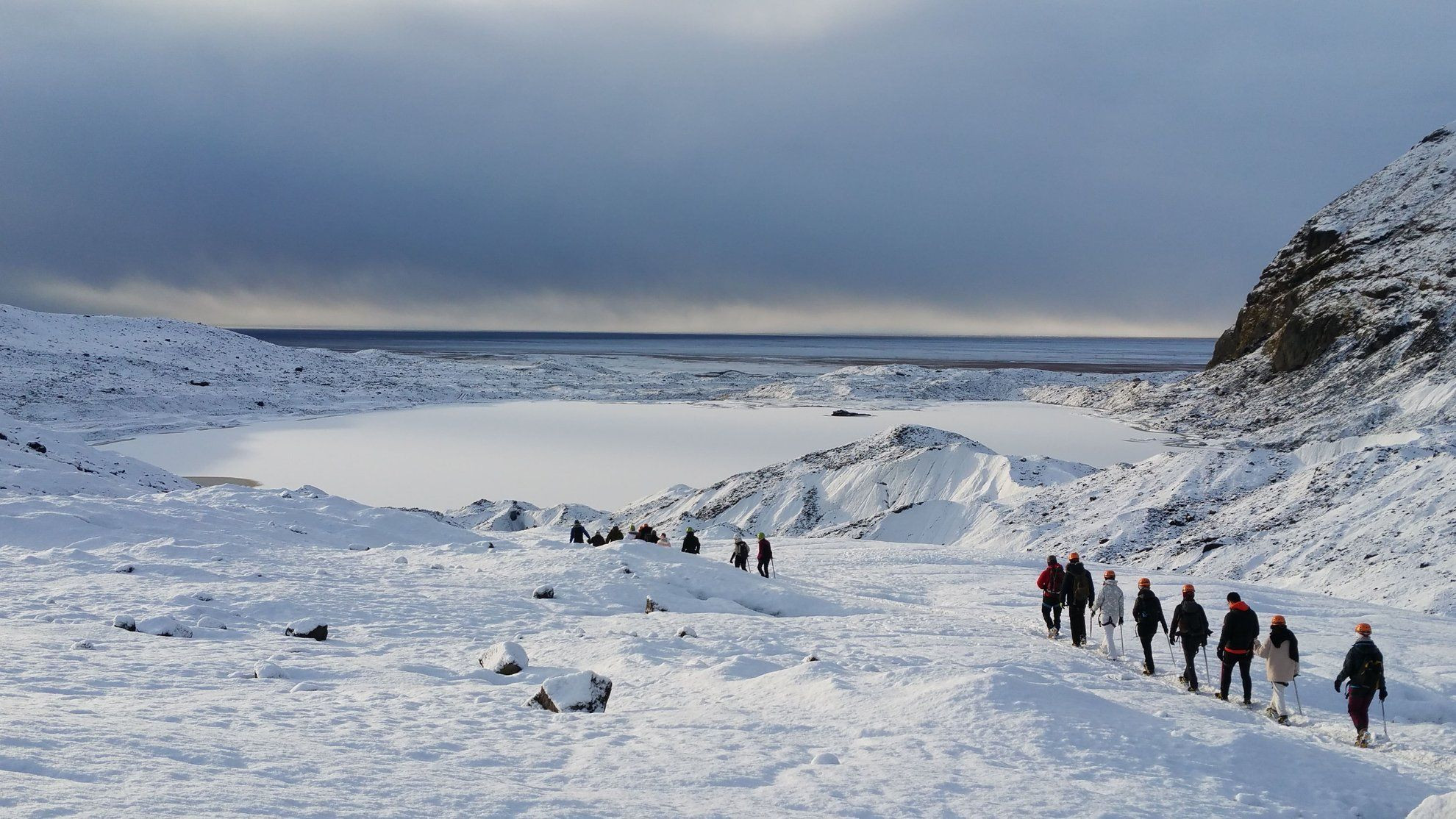 Randonneurs marchant sur le glacier du Vatnajökull - Islande