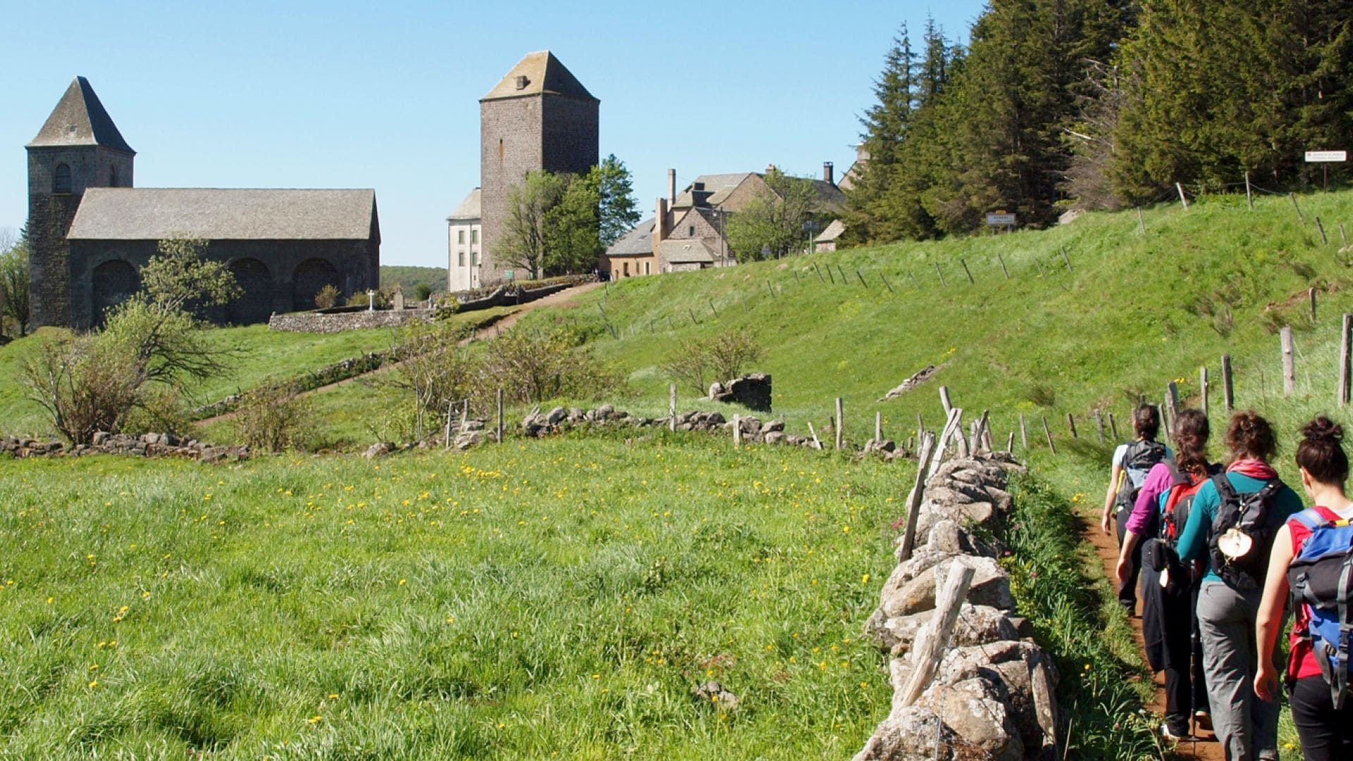 Randonneurs sur le chemin de Saint-Jacques à Aubrac - Aveyron - France