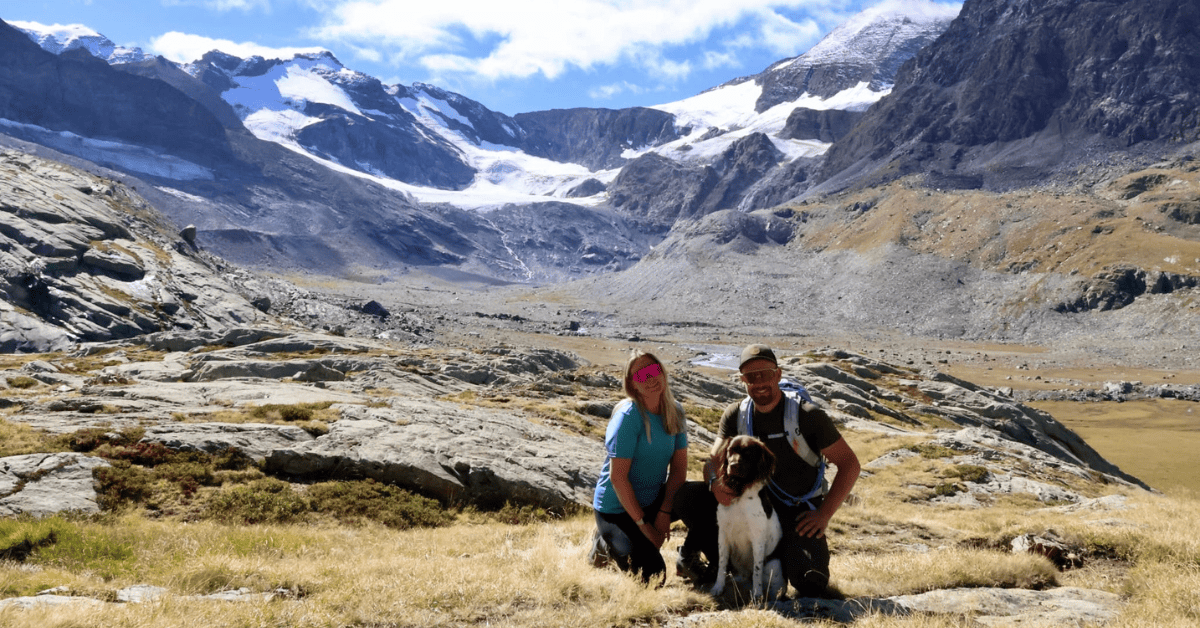 Randonneurs et chien devant un glacier - Tour du Mont-Blanc - Alpes