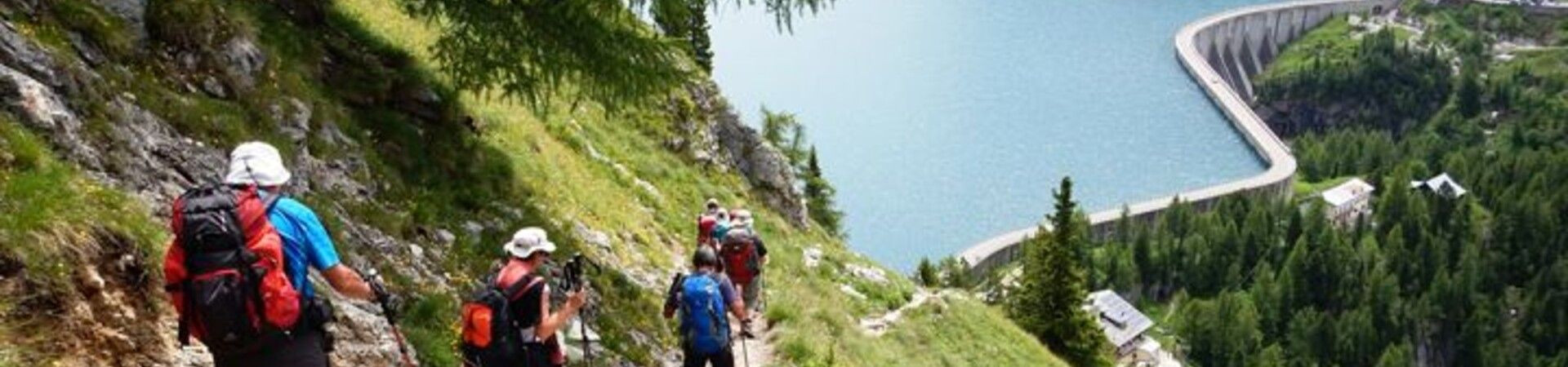 Randonneurs sur sentier au-dessus du lac de Fedaia - Dolomites - Italie