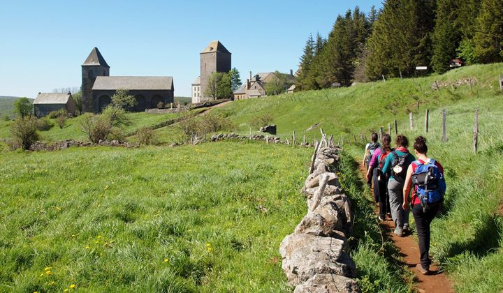 Randonneurs vers l'église d'Aubrac - Aveyron - France