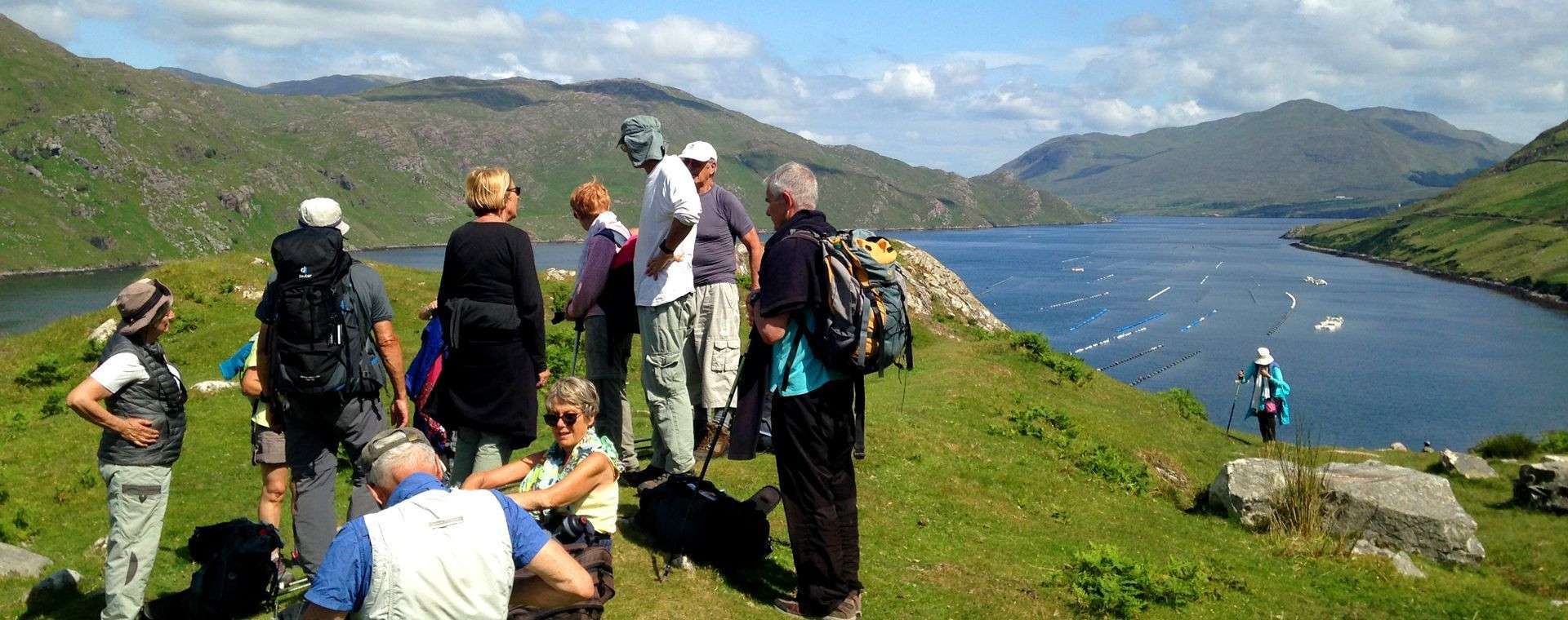 Randonneurs en pause au-dessus d'un fjord - Irlande