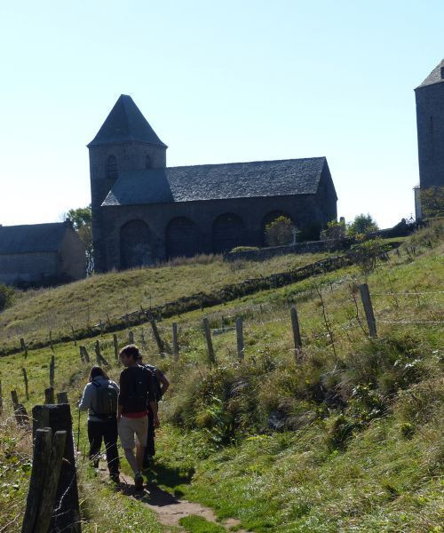 Randonneurs vers l'église Notre-Dame-des-Pauvres d'Aubrac - Aveyron - France