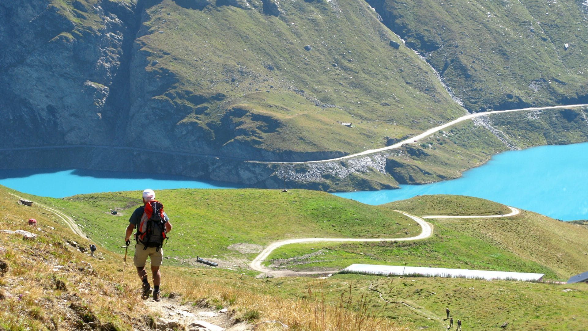 Randonnée le long d'un lac sur la Haute Route - Valais - Suisse
