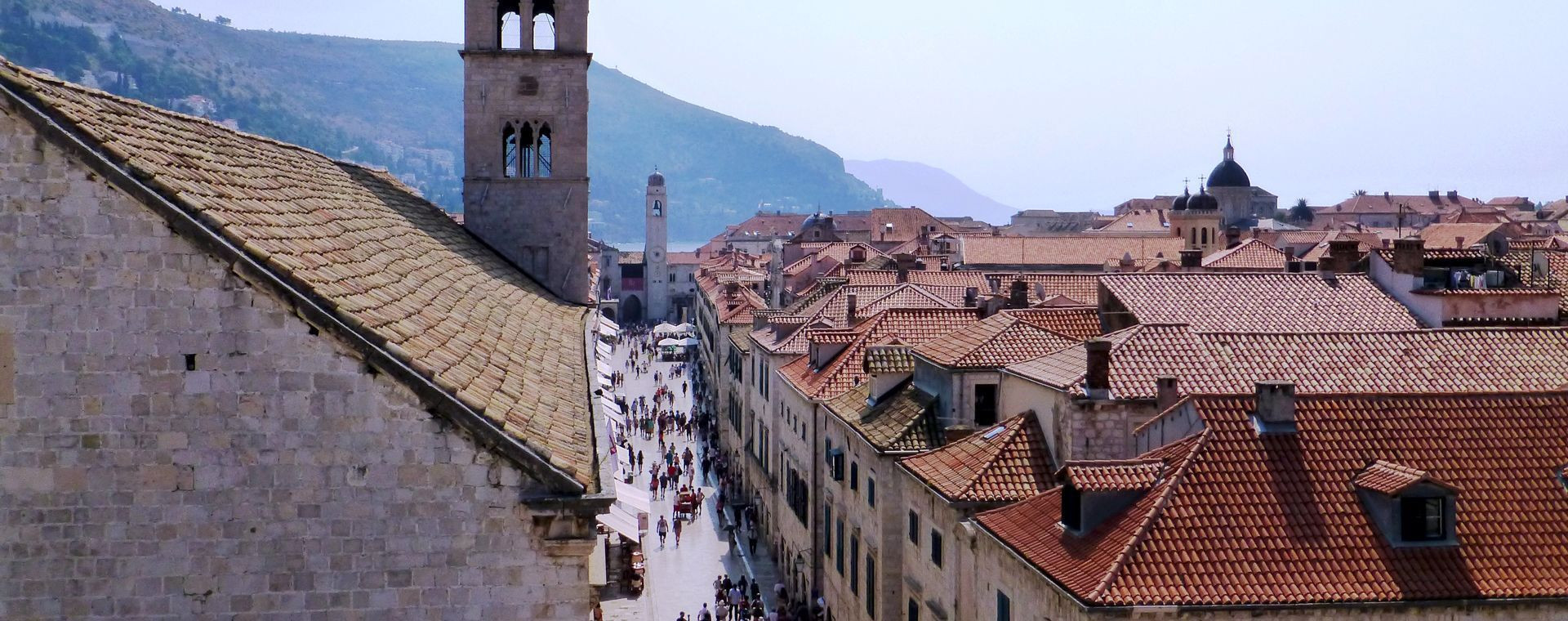 Toits et rue Stradun de la vieille ville de Dubrovnik - Dalmatie - Croatie