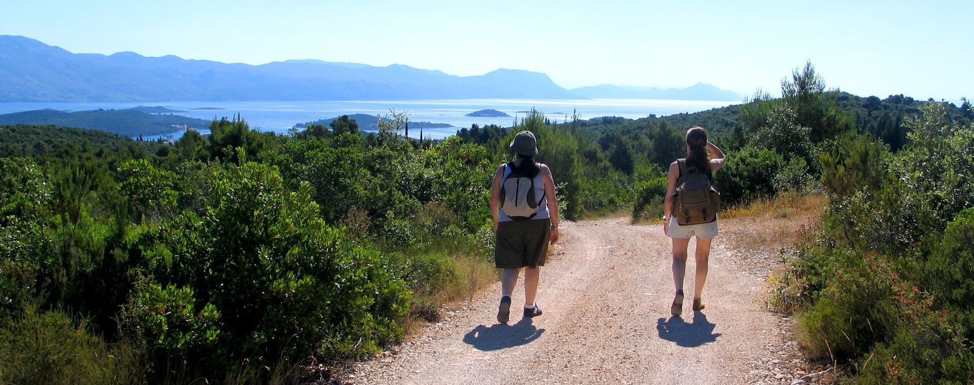 Randonneurs sur un sentier dominant les îles dalmates - Dalmatie - Croatie