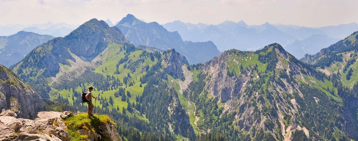 Randonneur contemplant les Alpes bavaroises - Bavière - Allemagne
