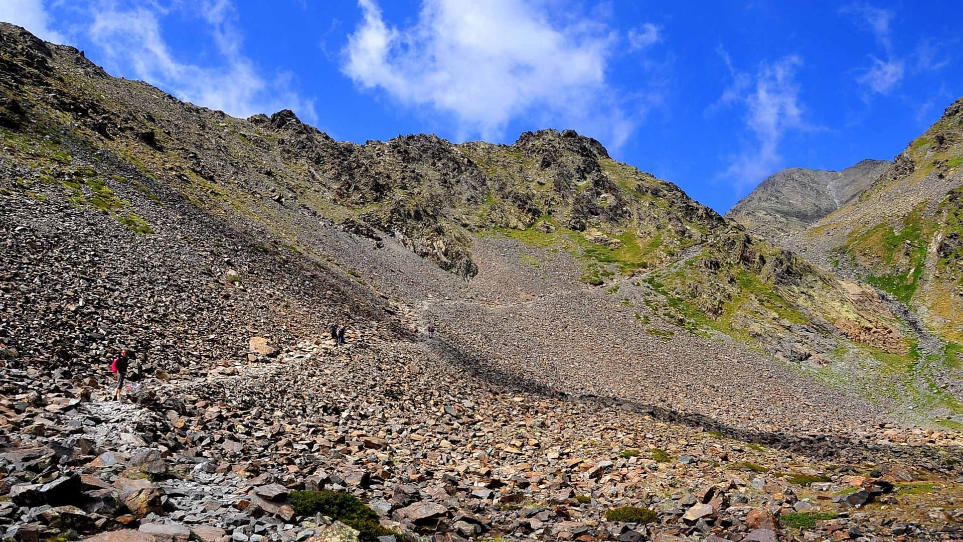 Randonneurs sur un pierrier de montagne - Massif des Bauges - Alpes - France