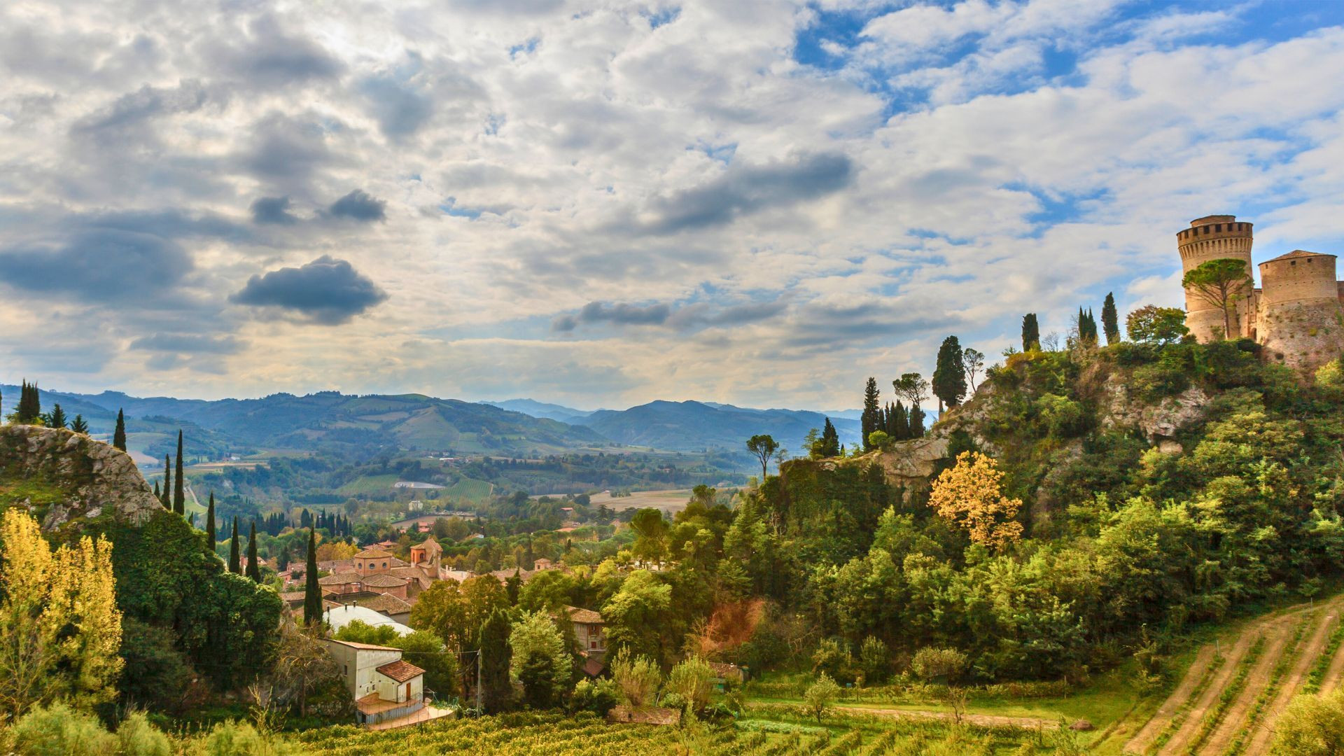 Forteresse perchée au-dessus des vignobles - Émilie-Romagne - Italie