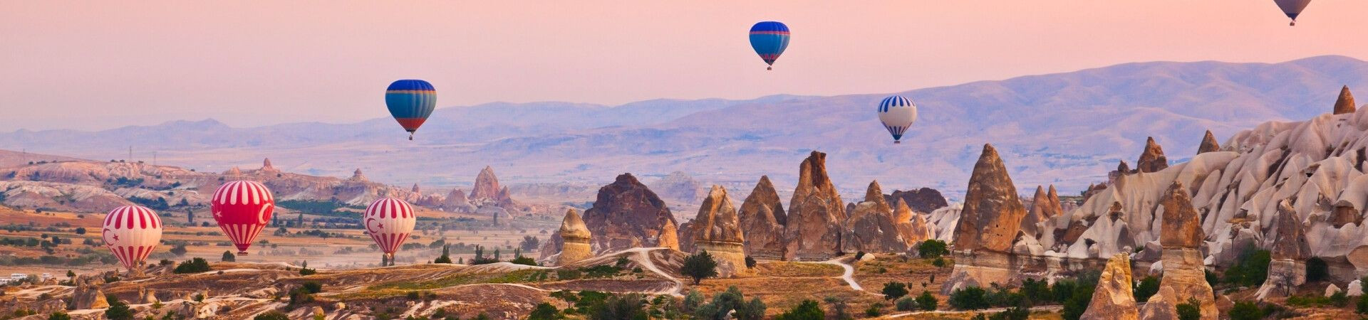 Montgolfières au-dessus des cheminées de fées - Cappadoce - Turquie