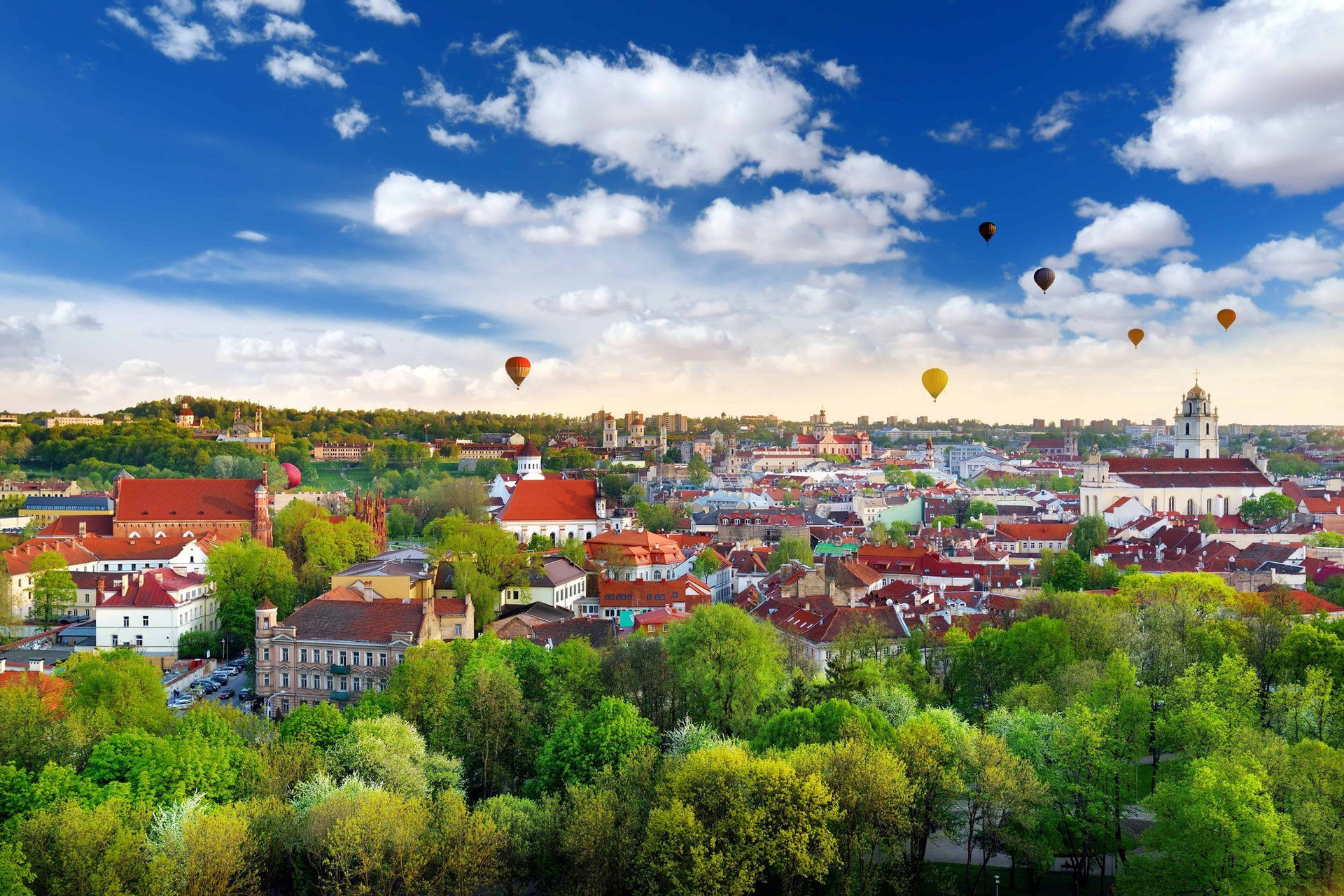 Montgolfières survolant la vieille ville de Vilnius - Lituanie