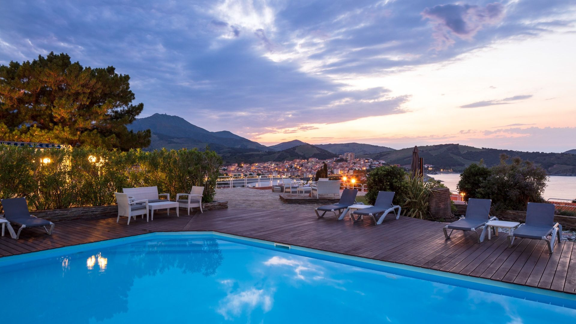 Piscine de l'hôtel au crépuscule sur la baie - Banyuls-sur-Mer - Côte Vermeille, France