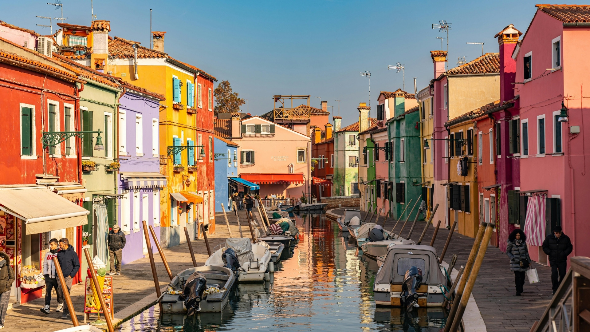 Maisons colorées le long d'un canal - Burano - Venise - Italie