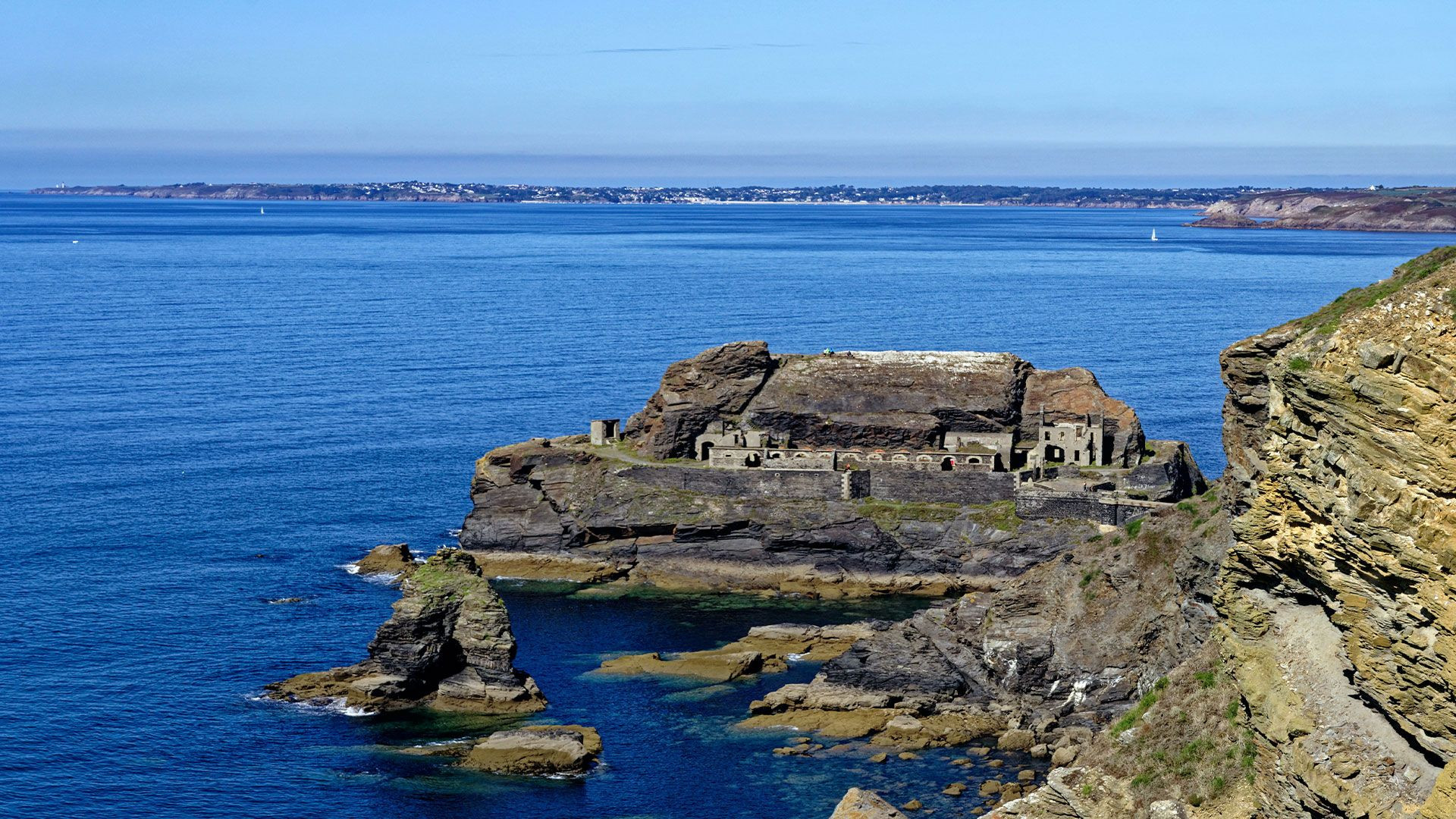 © Adobe Stock Îlot des Capucins et fort sur la côte rocheuse - Crozon - Bretagne - France