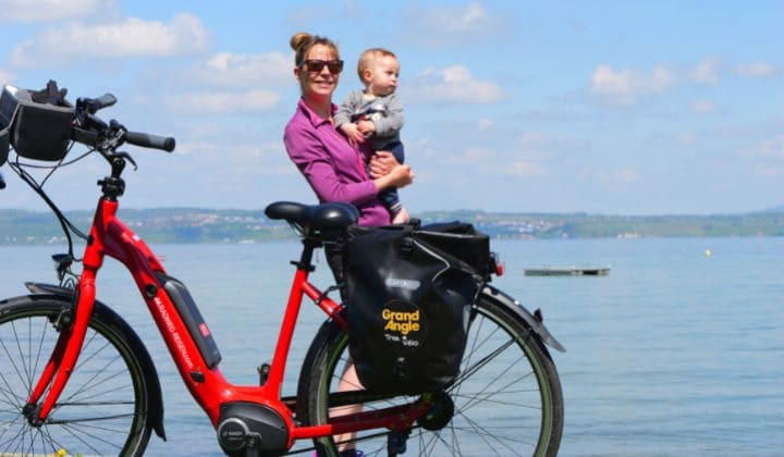 © David Praire Cycliste et enfant au bord du lac de Constance - Allemagne