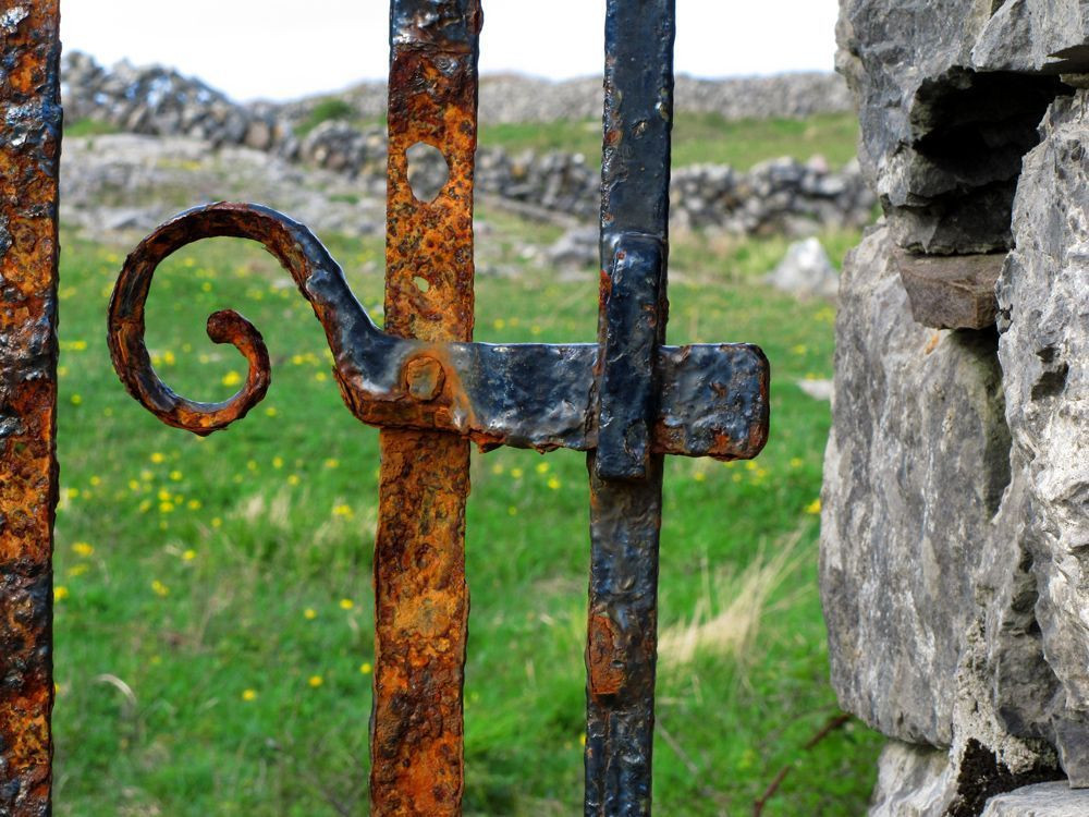 Portail dans un mur sur Inishmore la principale des îles d'Aran © François Ribard