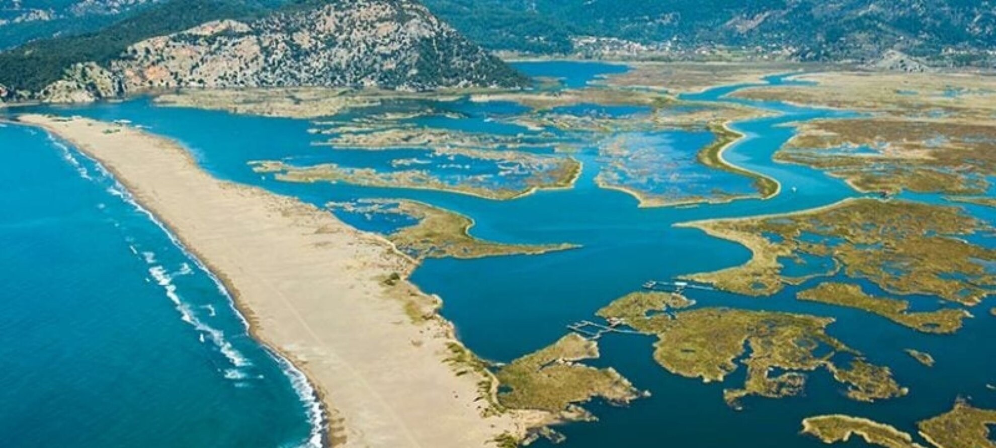 Plage d'Iztuzu et delta du Dalyan vus du ciel - Côte lycienne - Turquie