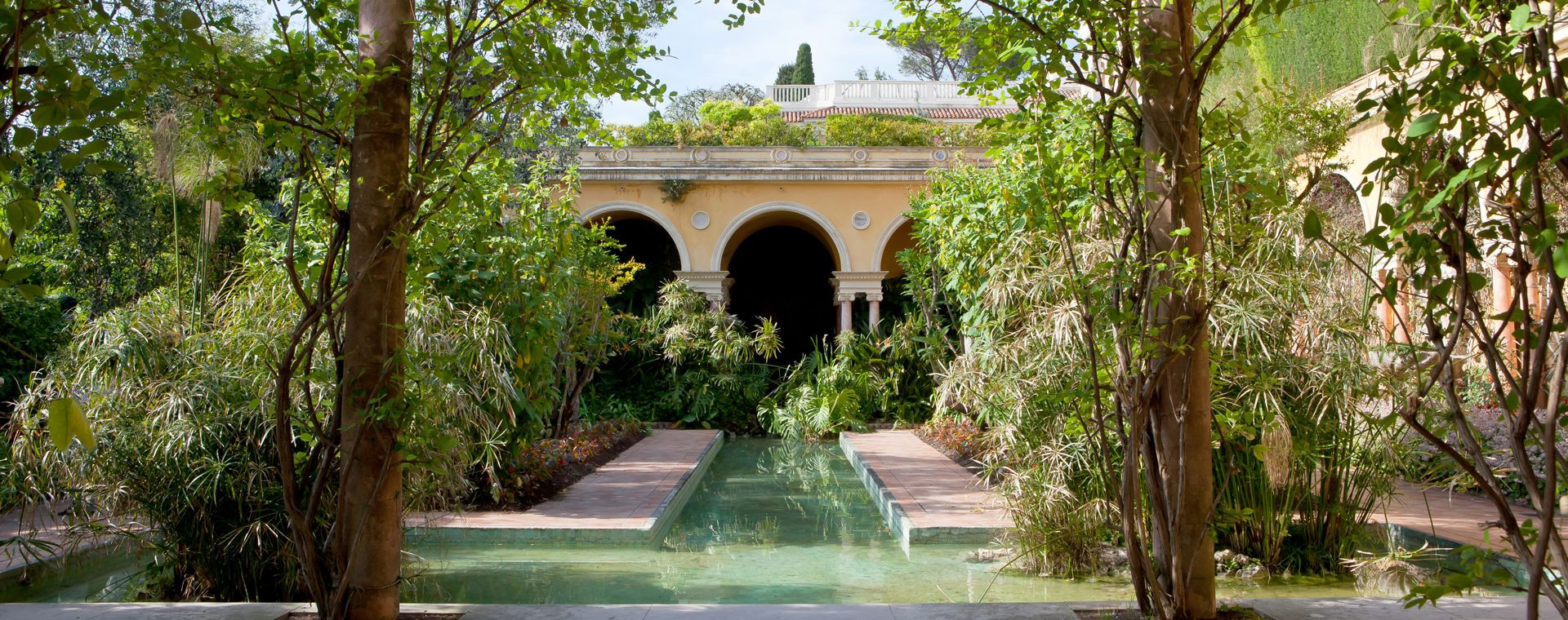 Jardin et bassin de la Villa Ephrussi de Rothschild - Saint-Jean-Cap-Ferrat - France