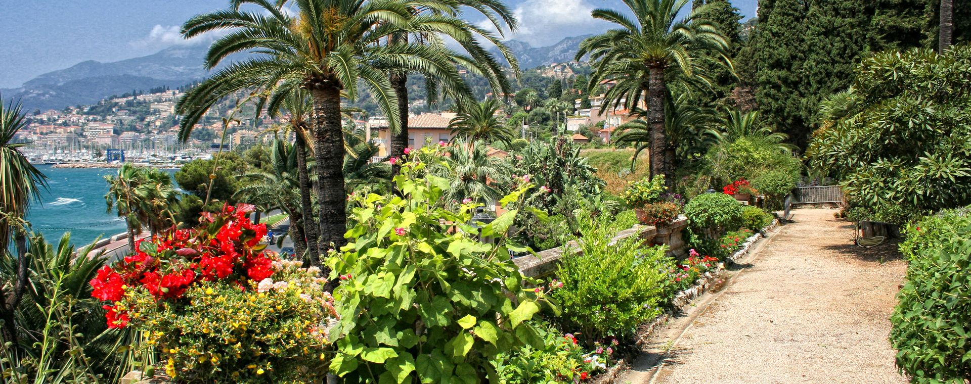 Jardin fleuri de la Villa Maria Serena face à la baie - Menton - Côte d'Azur, France