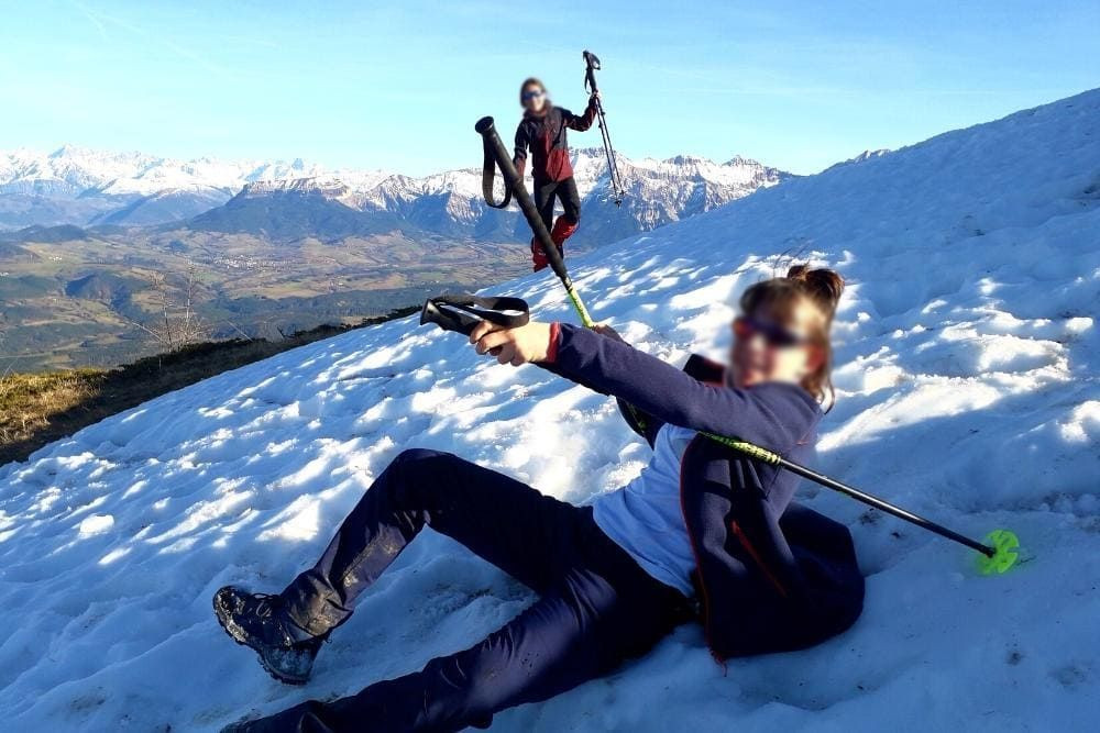 © Annie Rayrat Jeux dans la neige avec panorama de montagnes en arrière plan © Annie Rayrat