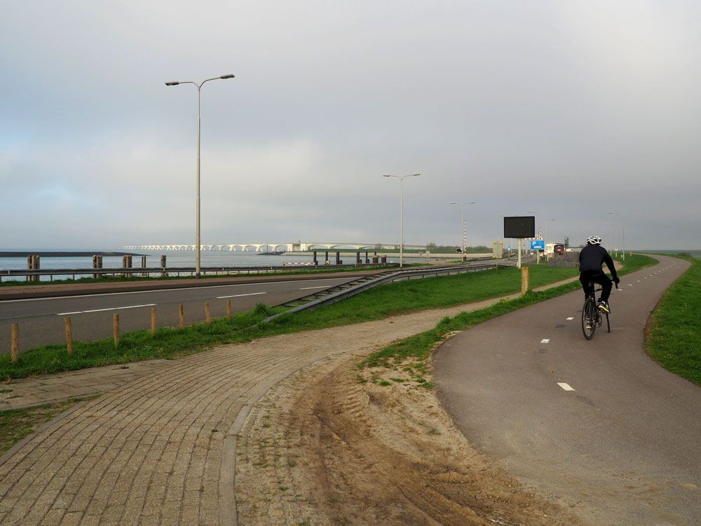 © David Praire À vélo vers le pont de Zélande (Zeelandburg) aux Pays-Bas © David Praire