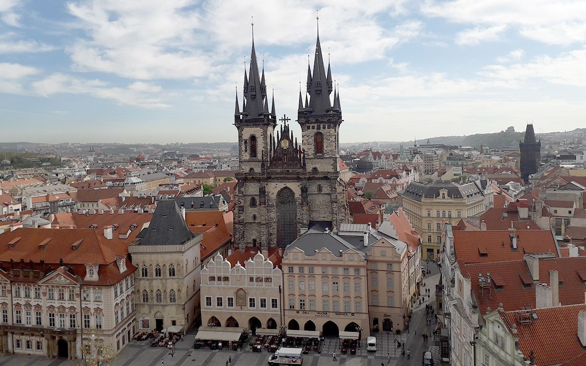 L'église Notre Dame de Tyn, vue depuis la tour de l'hôtel de ville