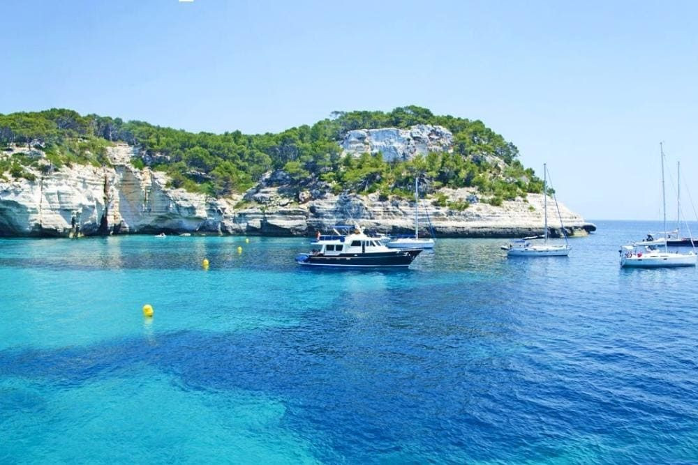 © Adobe Stock La Cala Mitjana à Minorque © Naeblys, AdobeStock