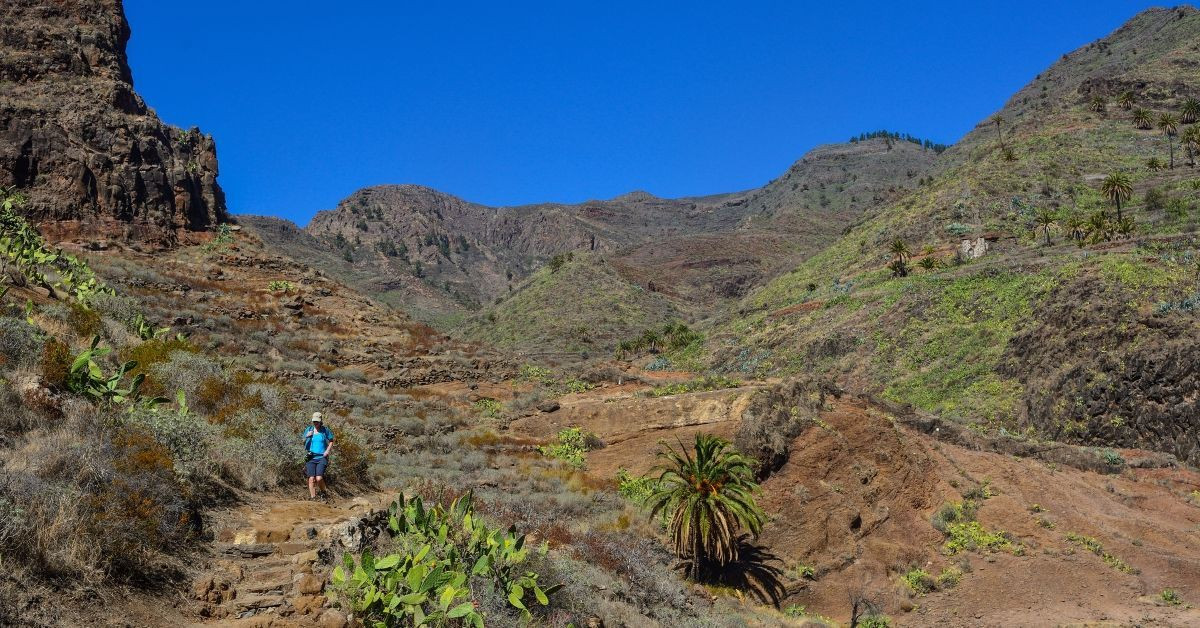 Randonneur dans une vallée aride - La Gomera - Îles Canaries