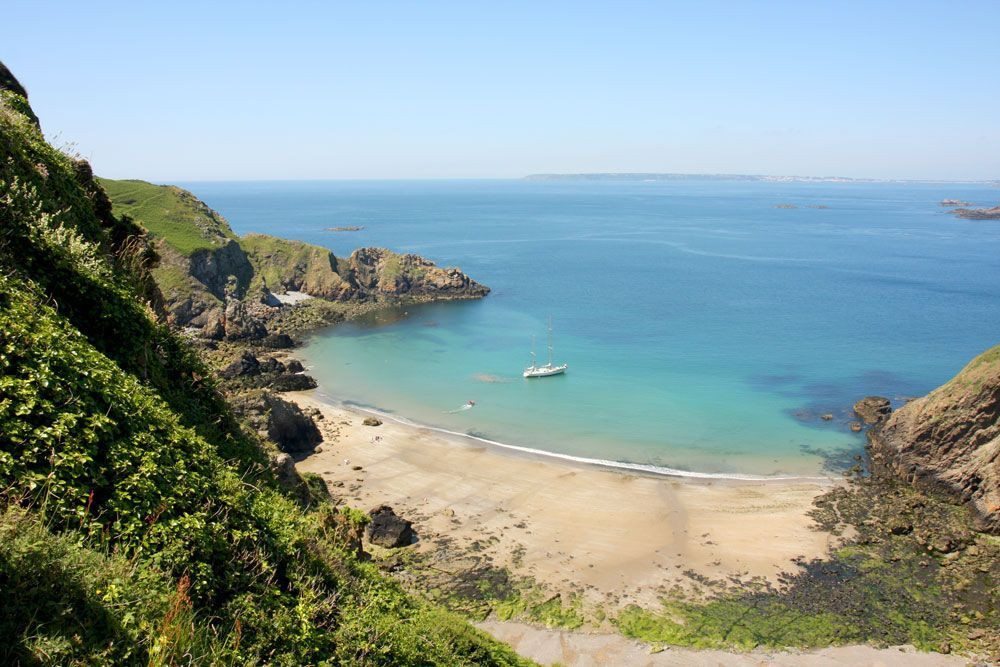 Plage de La Grande Grève sur l'île de Sark. Au fond, Guernesey et Saint-Peter-Port. © François Ribard