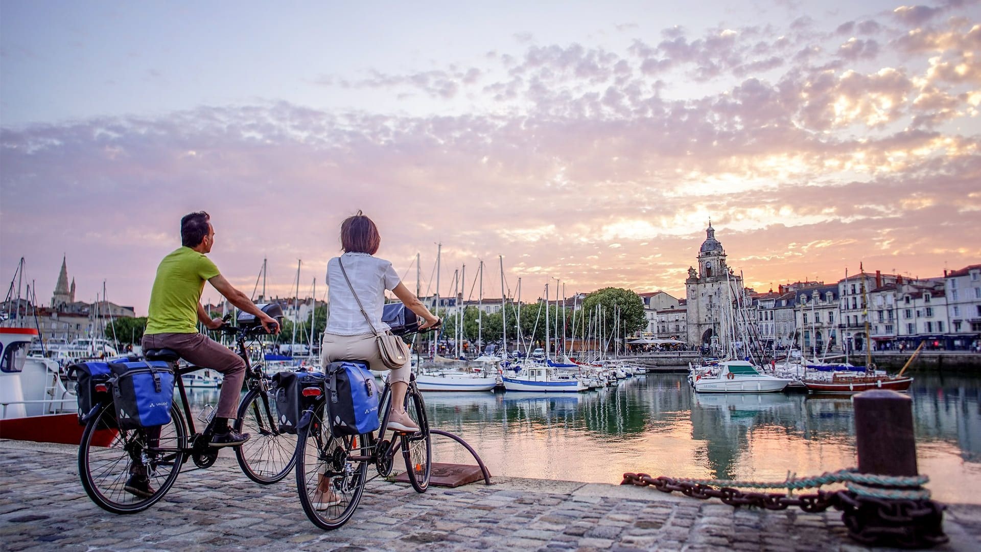 Cyclistes face au Vieux-Port au coucher du soleil - La Rochelle - France