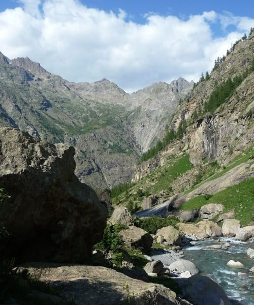 © Olive Titus Torrent de La Selle dans son vallon montagneux - Écrins - France